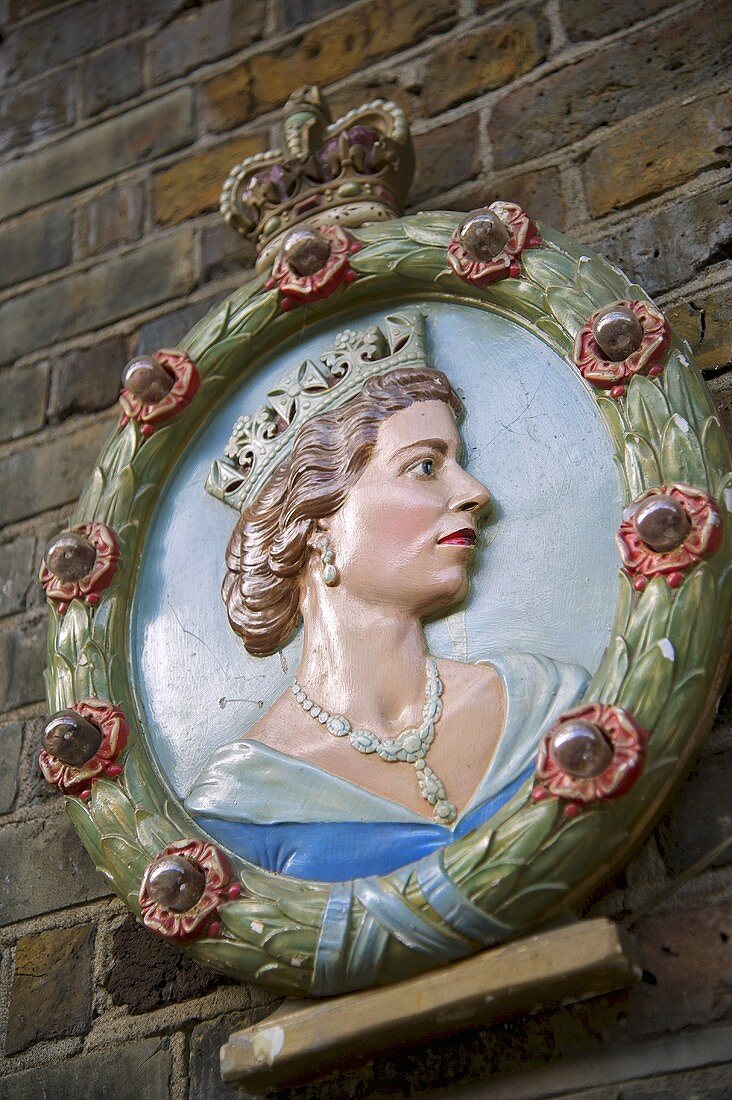 Wall decoration featuring the Queen on a stone wall