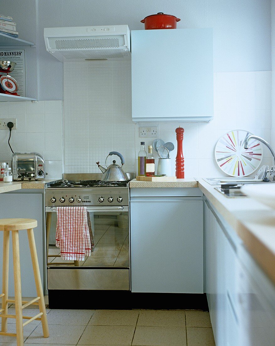 Moderne Küche mit weissen Fronten und Edelstahlherd
