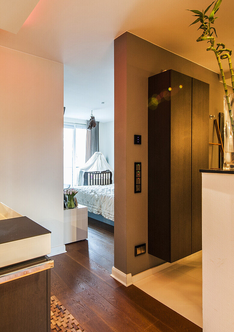 offener Badbereich in einer Wohnung mit modernem Design, Hamburg, Norddeutschland, Deutschland