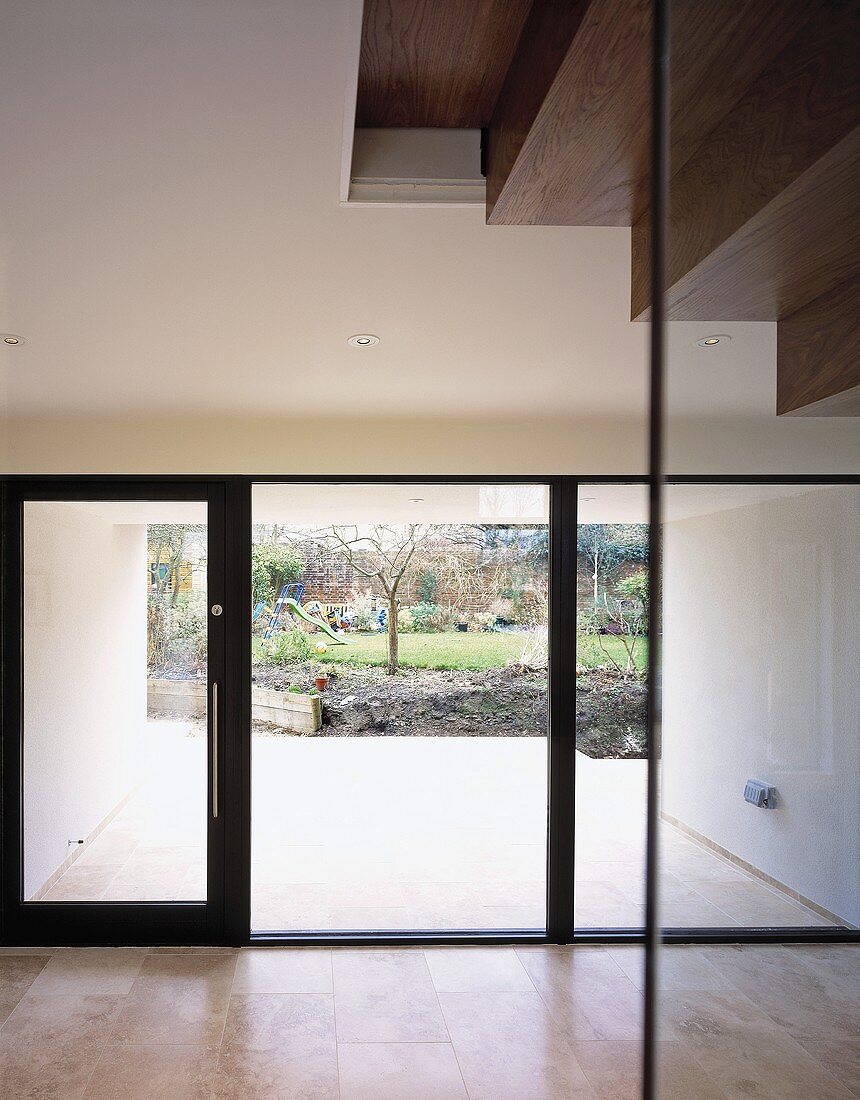 Terrassenfenster mit Tür und Blick in Garten