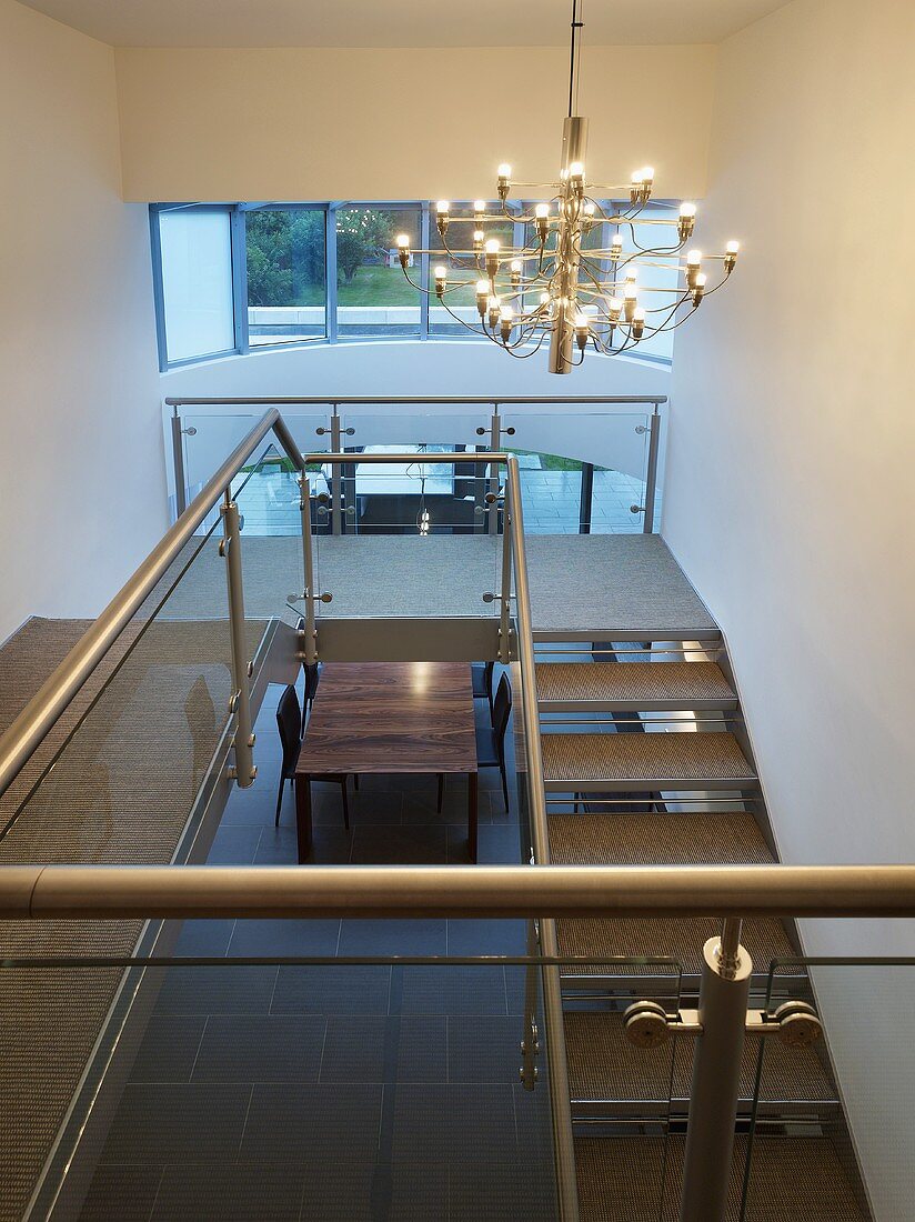 Offenes Treppenhaus mit Stahltreppe und Designer Hängelampe