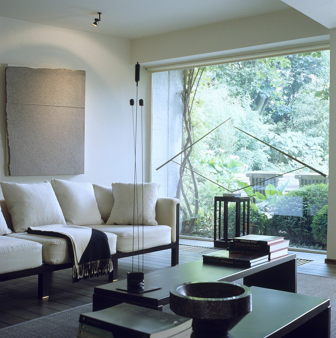 Modernes Wohnzimmer mit weißem Sofa und grossem Fenster