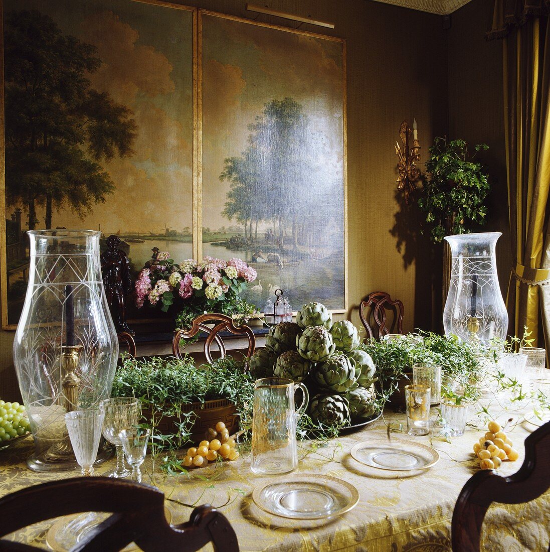 Blick auf opulenter Tafel mit Gemüsedeko und antiken Glasvasen