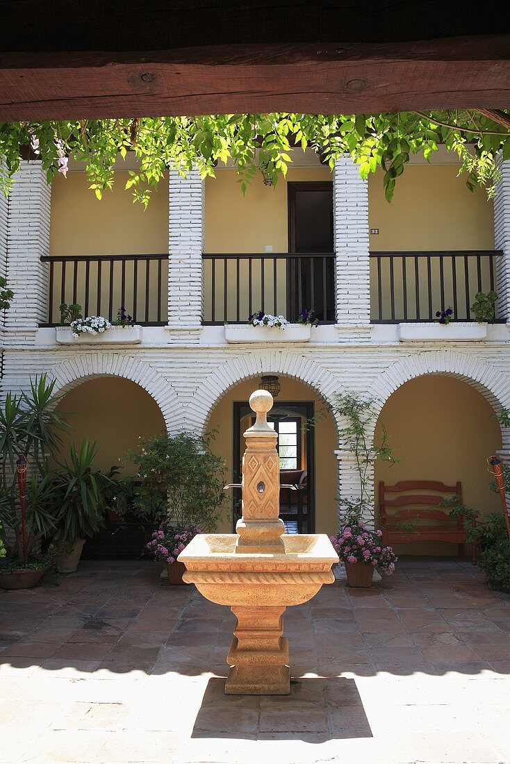 Brunnen im Innenhof eines andalusischen Hauses