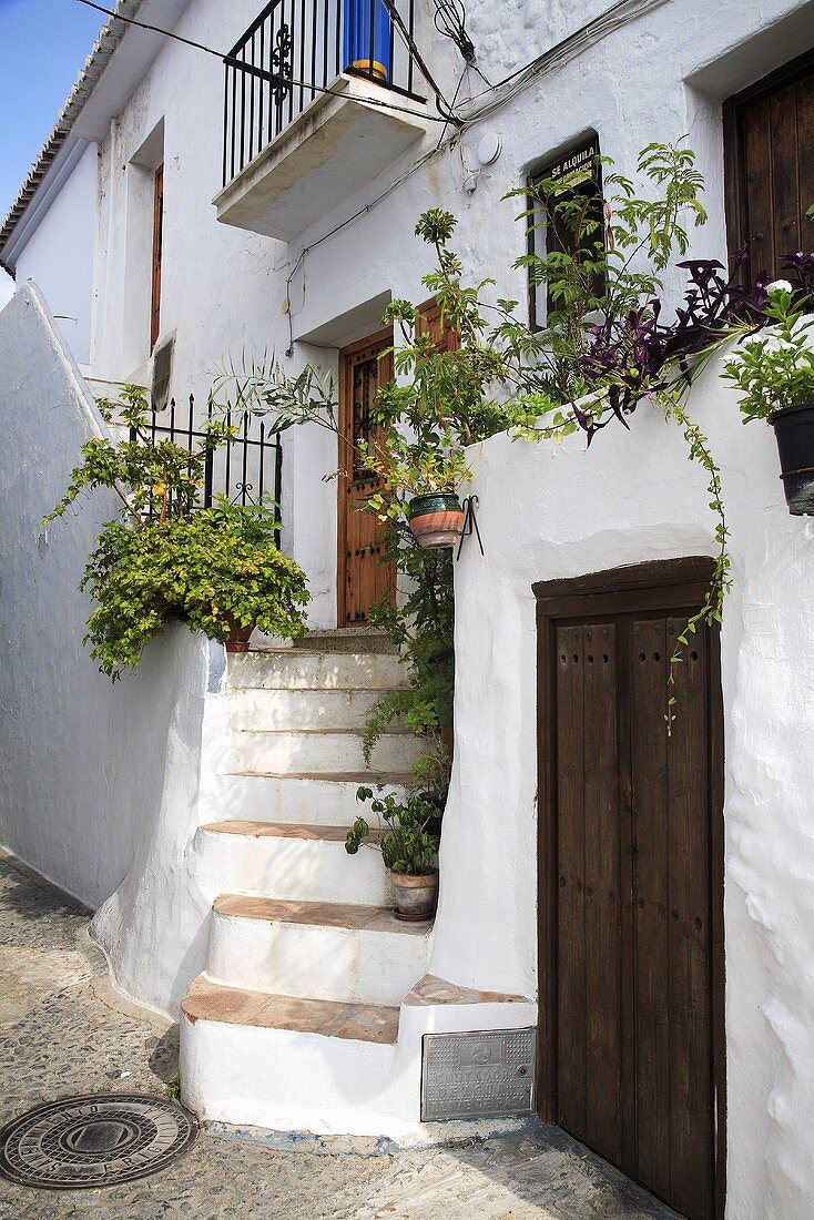 Traditionelles weisses spanisches Haus mit Treppe