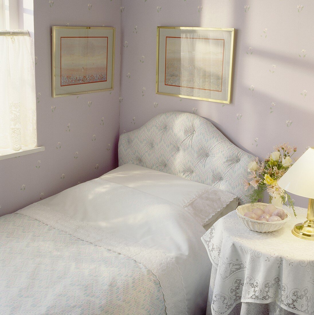 Schlafzimmerecke mit Bett und gepolstertem Kopfteil