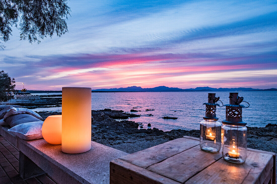Sonnenuntergang über der Bucht von Alcudia, Uferpromenade Colonia de Sant Pere, Mallorca, Balearen, Spanien