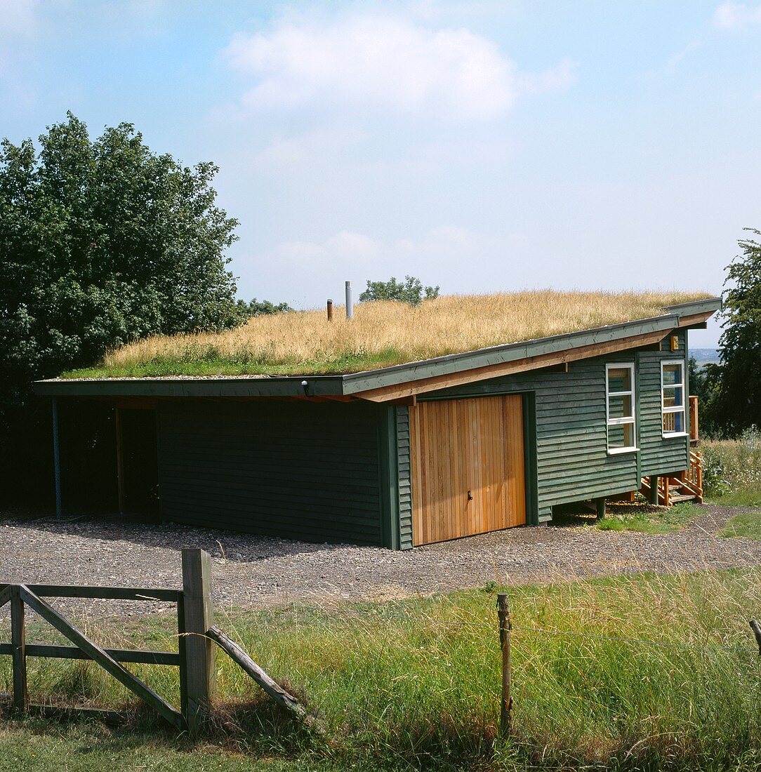 Grasdach auf einem ebenerdigen Holzhaus
