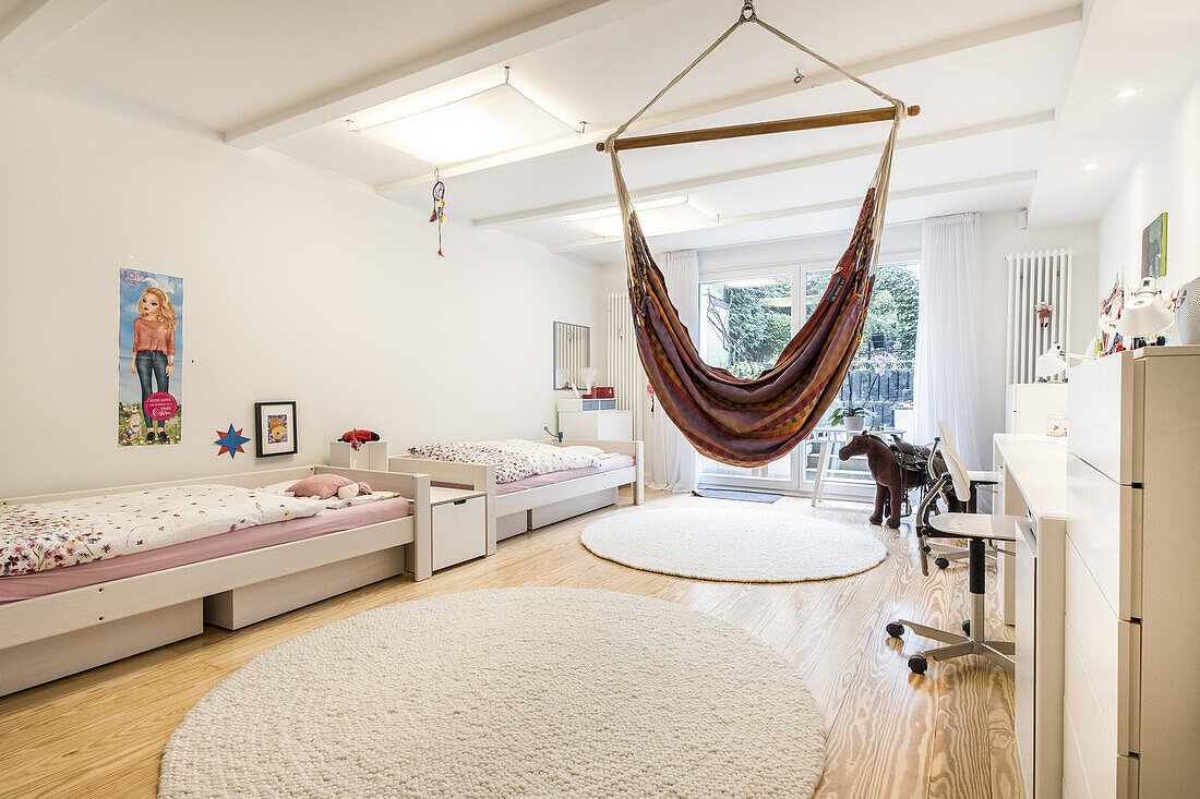 Kinderzimmer in einer modern dekorierten und eingerichteten Jugendstilwohnung in Hamburg, Norddeutschland, Europa