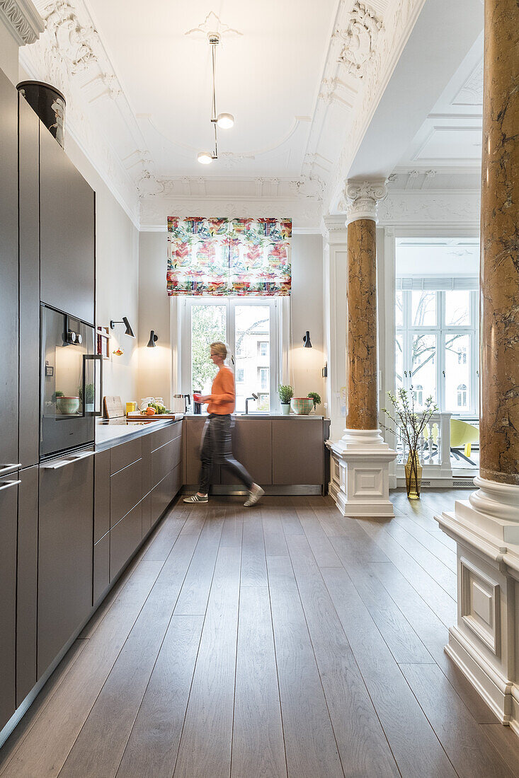 junge Frau in der Küche einer modern dekorierten und eingerichteten Jugendstilwohnung in Hamburg, Norddeutschland, Europa