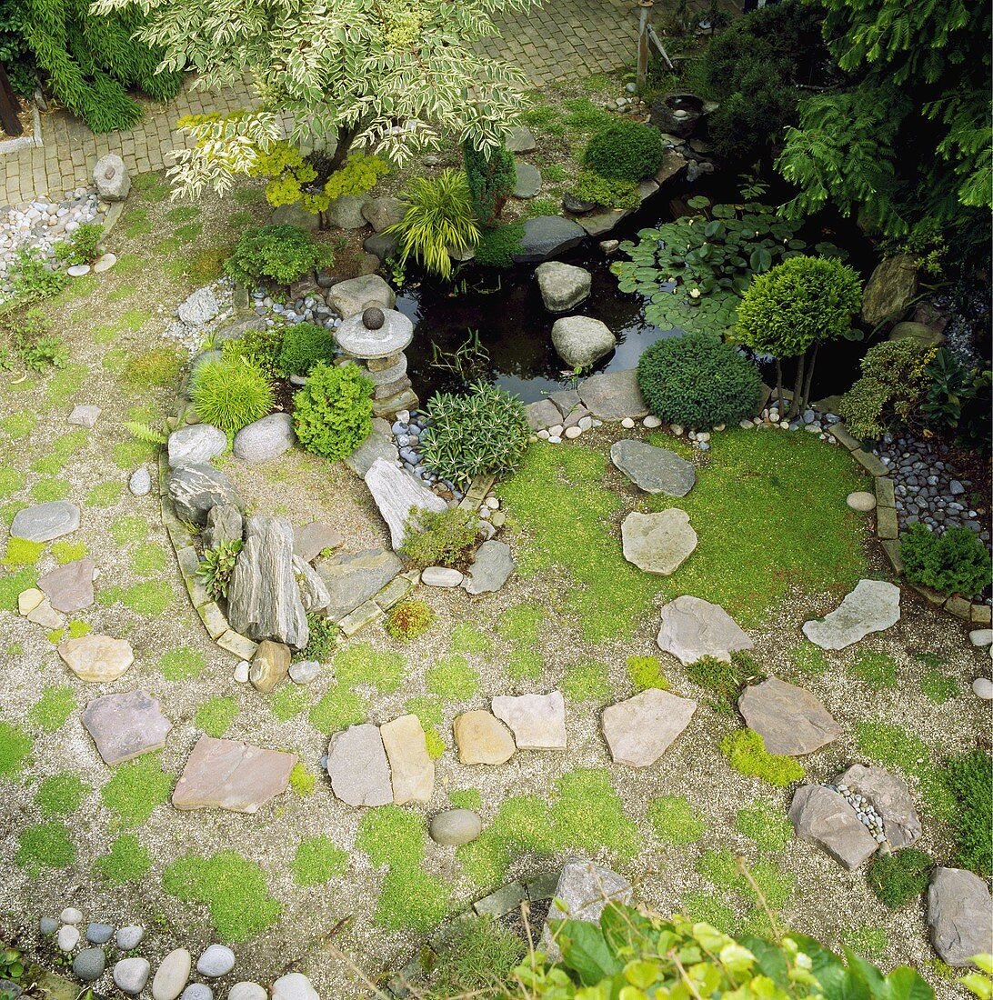 Luftaufnahme von einem im japanischen Stil angelegten Garten mit kleinem Teich