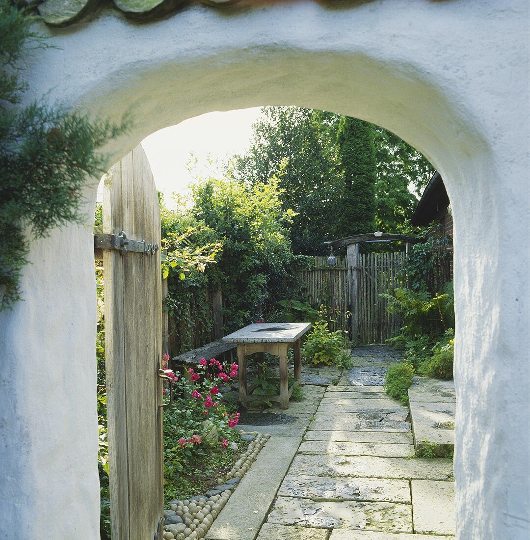 Blick in den Innenhof durch ein offenes Tor