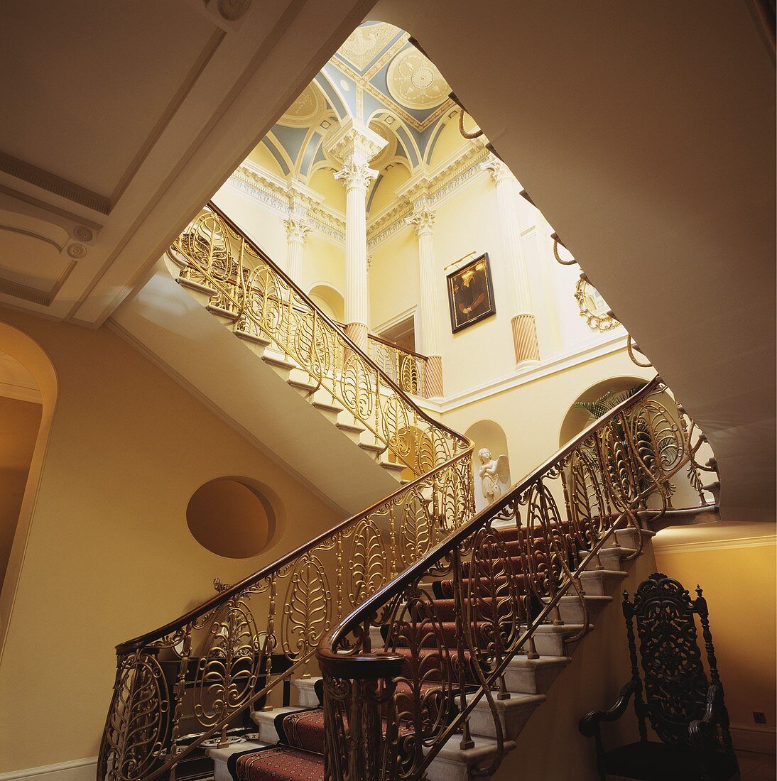 Imposanter Treppenaufgang in eine Foyer