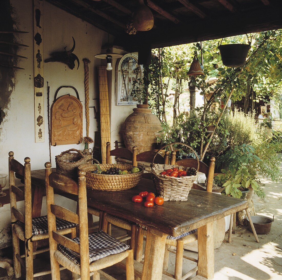 Rustikale Holzmöbel auf der Veranda eines italienischen Landhauses