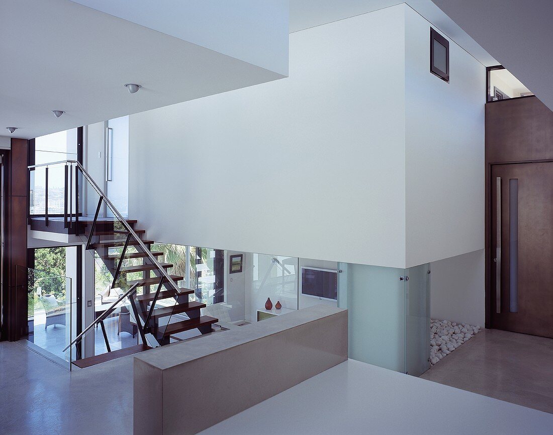 Offenes Wohnen im Neubauhaus mit verschiedenen Ebenen und freier Treppe