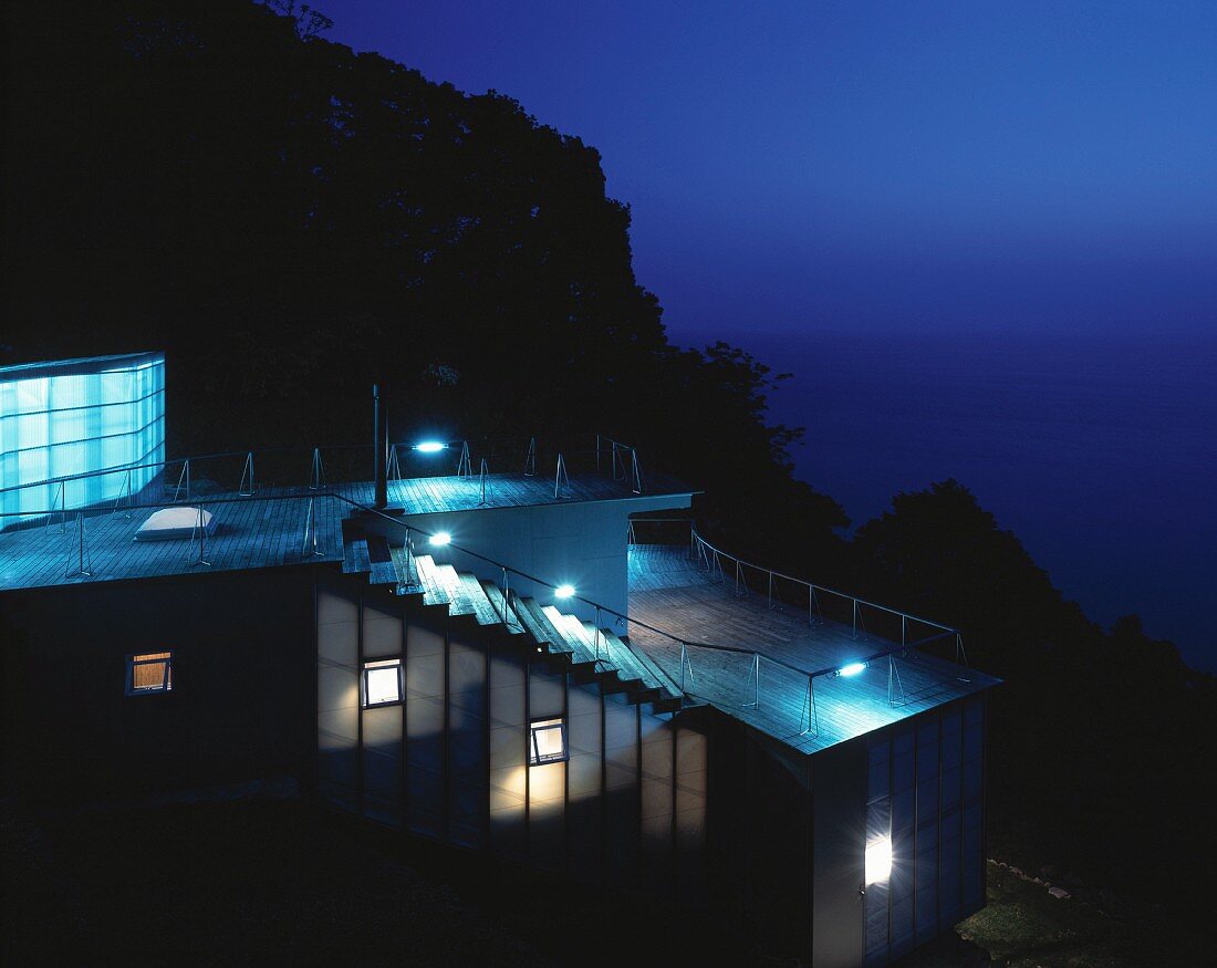 Neubauhaus am Hang mit Meerblick in Abendstimmung, Haus Izu von Atelier Bow-Wow, Tokio, Japan