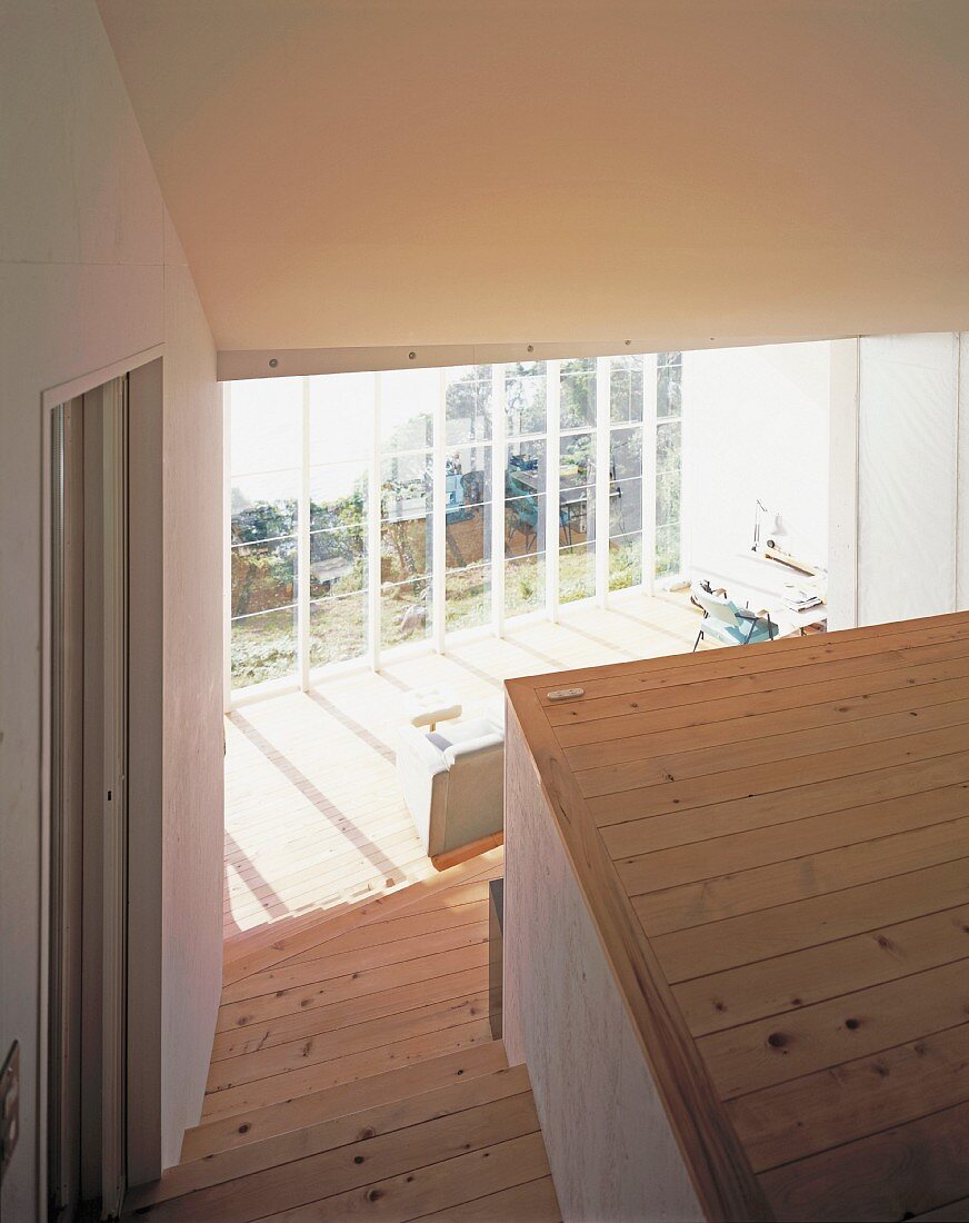 Treppenhaus mit Blick in Wohnraum und Glasfront
