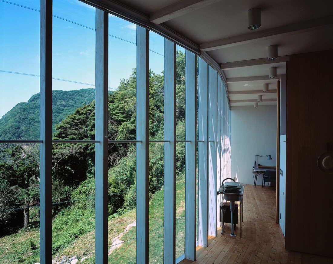 Offenes Wohnen im Neubauhaus mit Glasfassade und Panoramablick