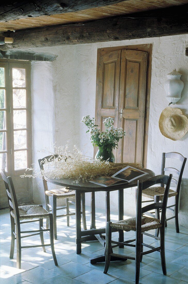 Runder Esstisch mit vier Stühlen in einem rustikalen französischen Bauernhaus
