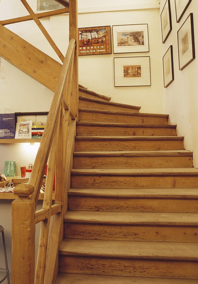 Alte Kiefertreppe mit Geländer in cremefarbenem Treppenhaus