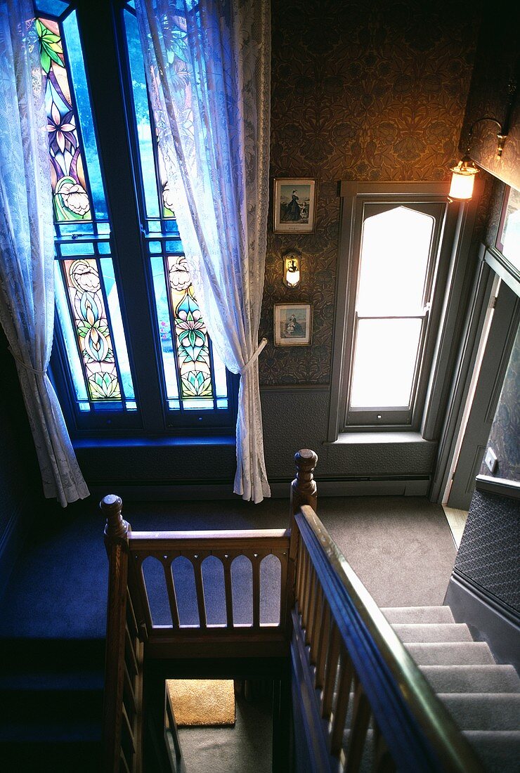 Fenstermalerei auf hohem Fenster in einem Treppenhaus