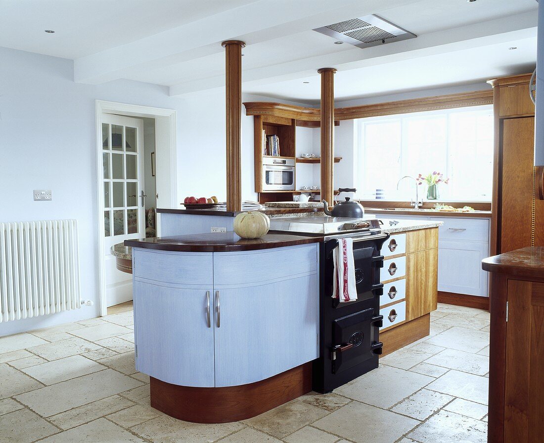 Freistehende Kochinsel in moderner Küche mit weißem Travertin Bodenfliesen