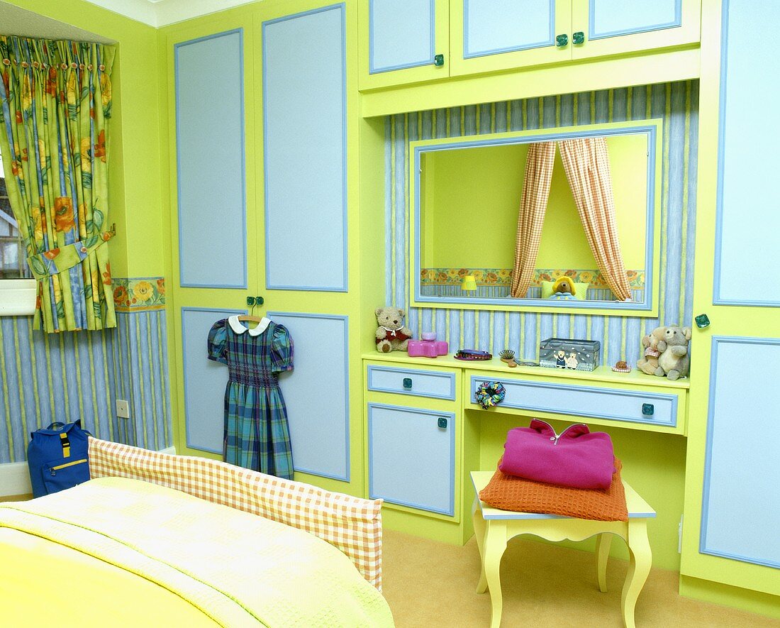 Kinderzimmer mit blau grüner Bemalung der Einbauschränke
