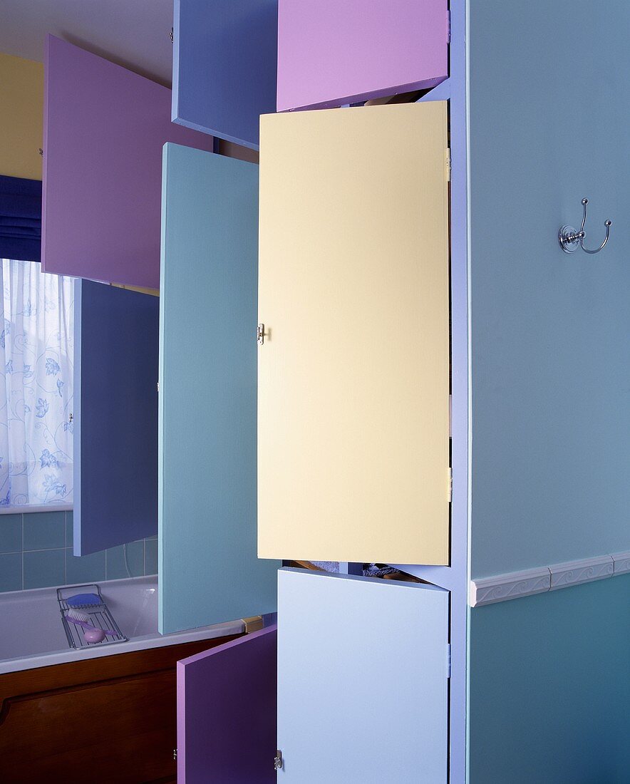 Farbige Türen des Badezimmerschrankes stehen offen