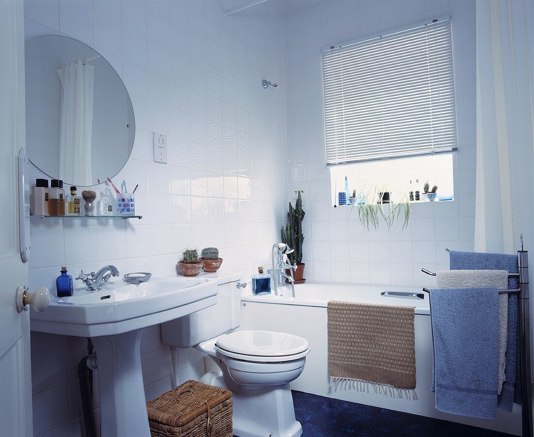 Zeitgenössisches weisses Badezimmer mit Standwaschbecken