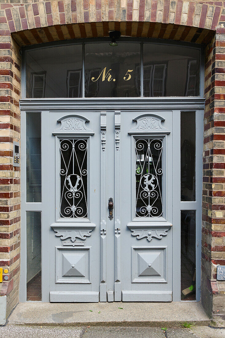 Kunstvolle Haustür an Backsteinhaus