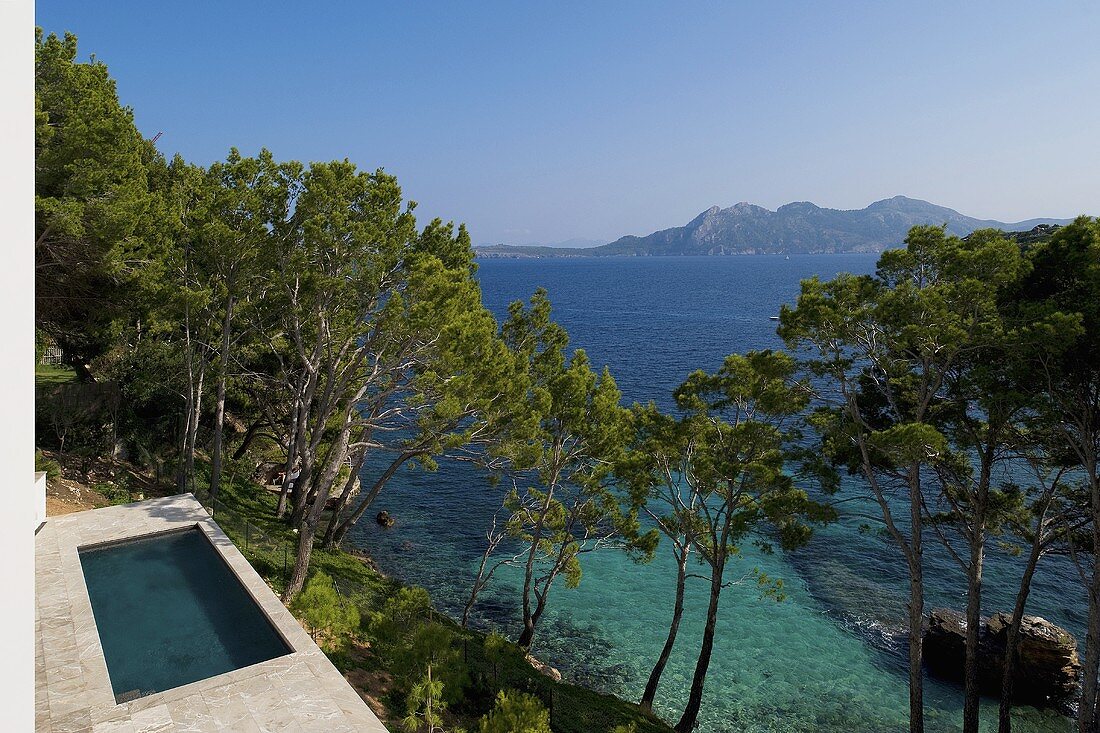 Pool mit Steinterrasse am Hang in Mediterraner Landschaft und Meerblick