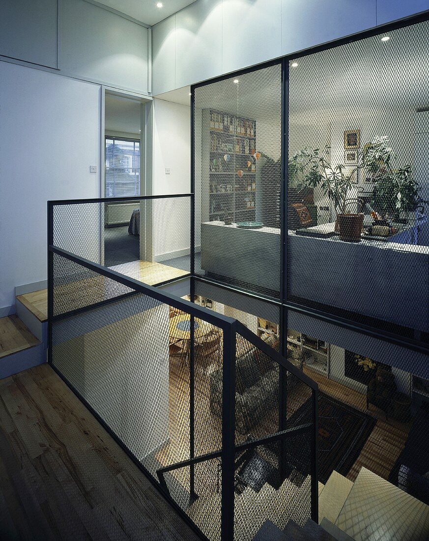 Modernes transparentes Treppenhaus mit Blick in Wohnraum