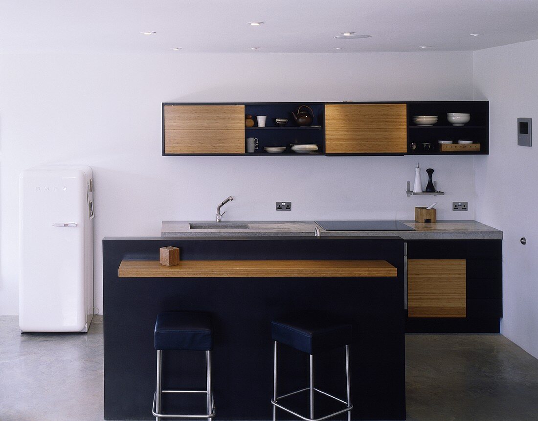 Moderne offene Küche mit Theke und Schränken aus schwarzem Korpus mit Holzfront