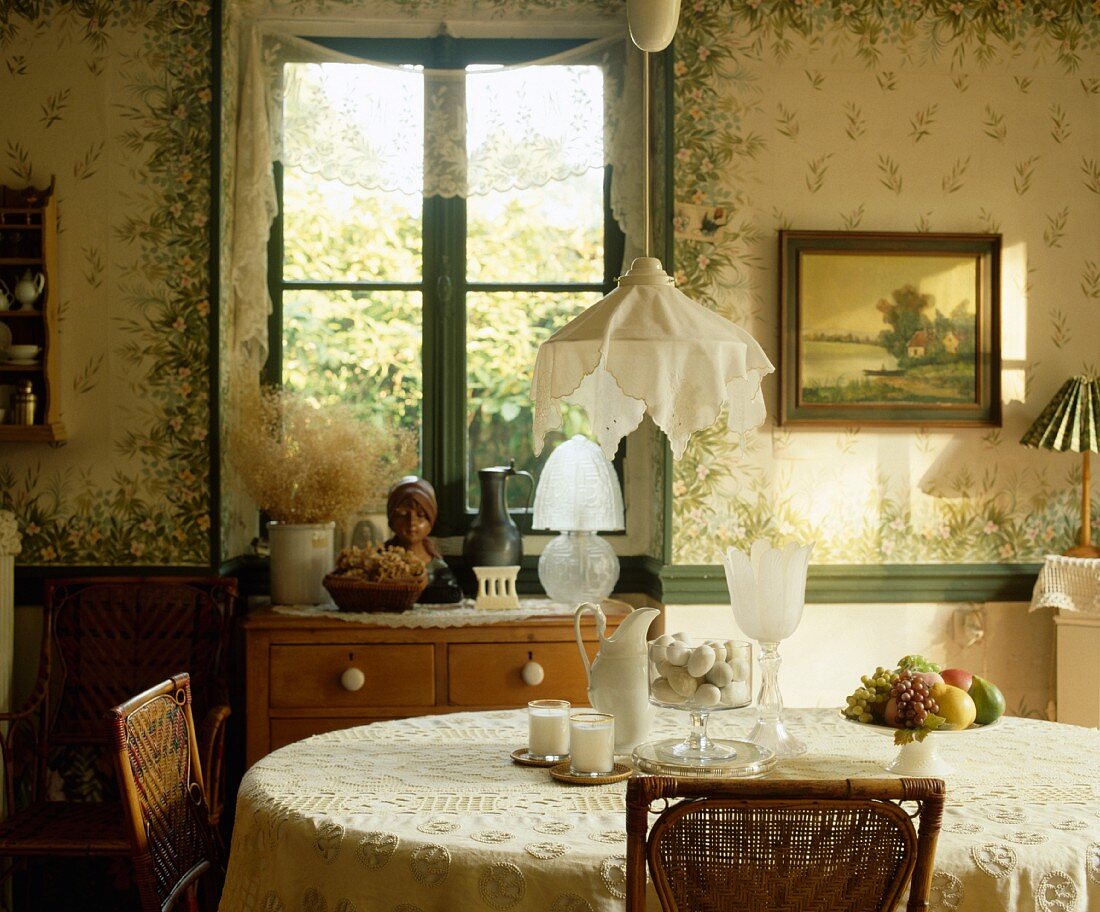 Baumwolltuch als Lampenschirm auf Pendelleuchte über Esstisch in Wohnzimmer im Edwardian Stil mit Blumenmuster an Wänden