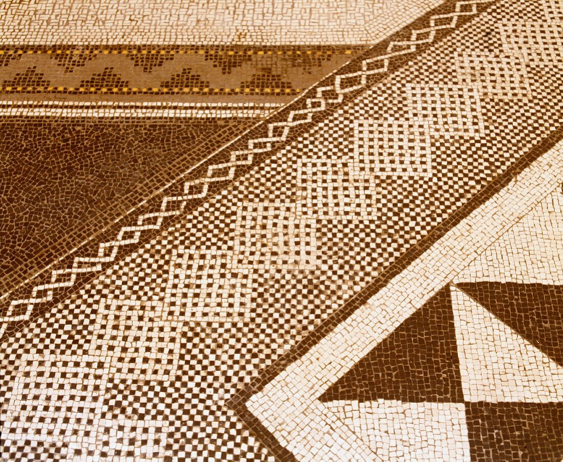 Mosaikboden mit geometrischen Mustern in Naturtönen