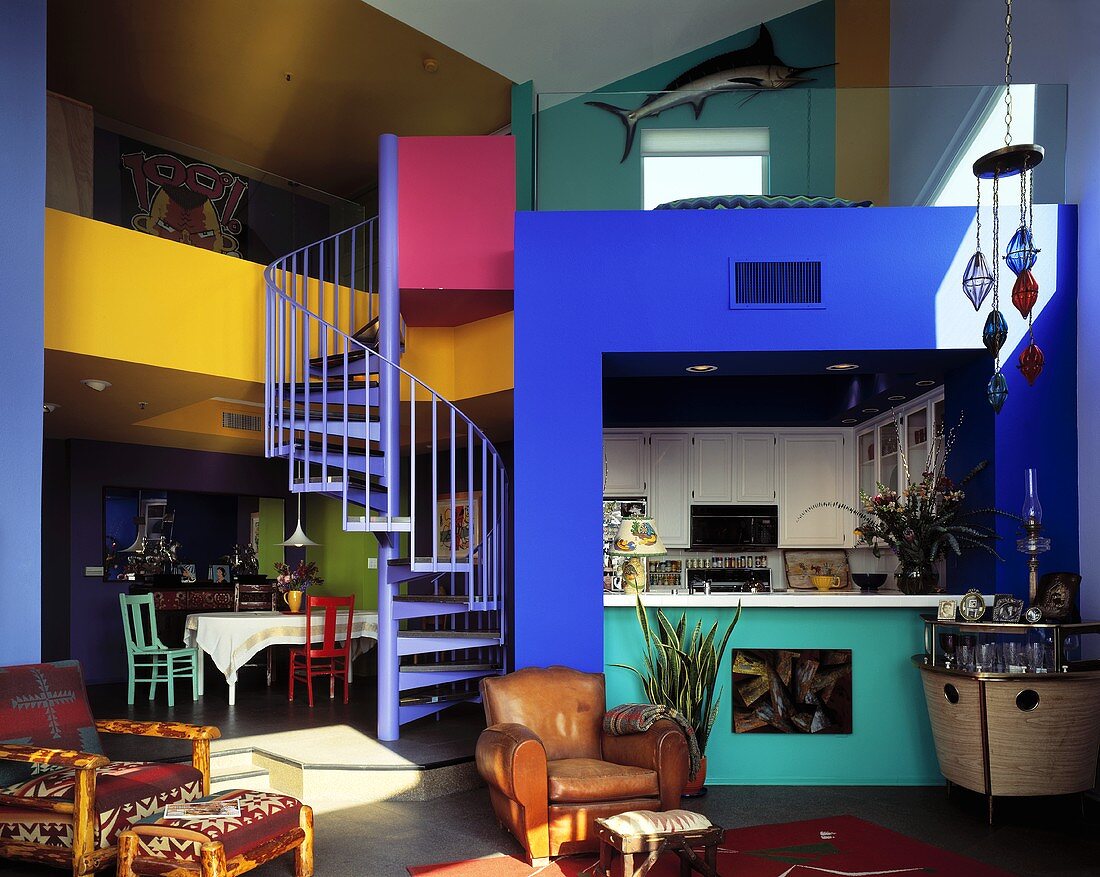 Wohnzimmer, Esszimmer, Küche und eine Wendeltreppe in einem offenen Wohnraum mit bunten Farben