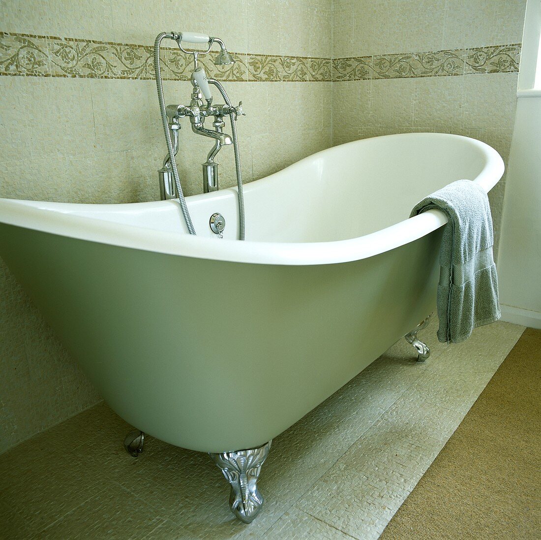 Lindgrüne frei stehende Badewanne mit Krallenfüssen und verchromter Handbrause