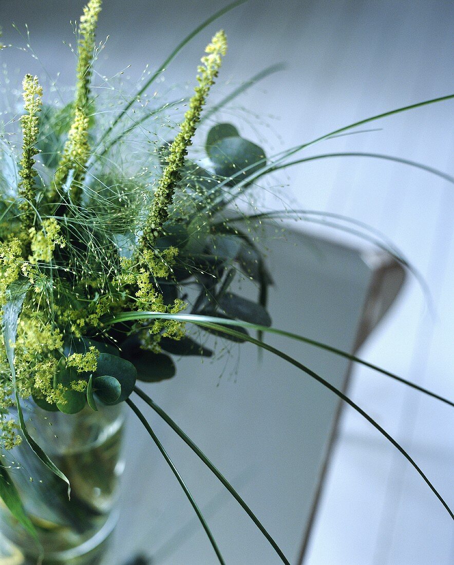 Grünes Blumenarrangement in einer Vase