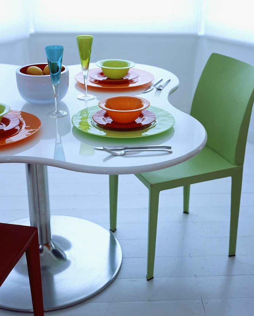 Buntes Geschirr auf einem weissen Tisch und Air Chairs von Jasper Morrison