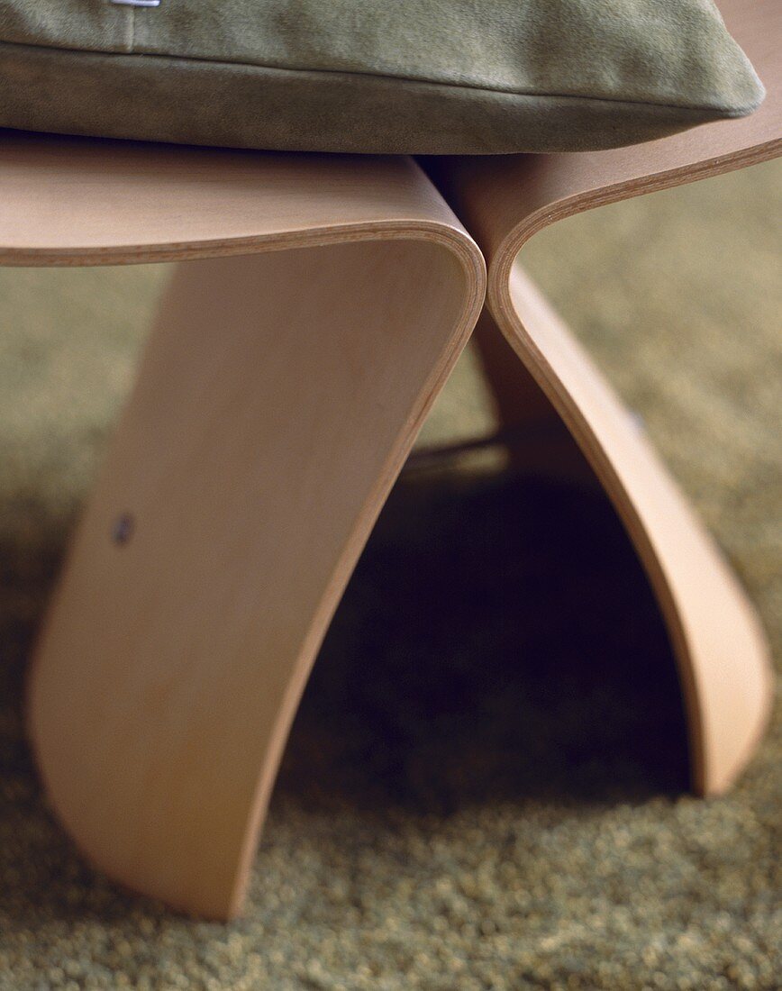 Ausschnitt von einem Sperrholz- Stuhl