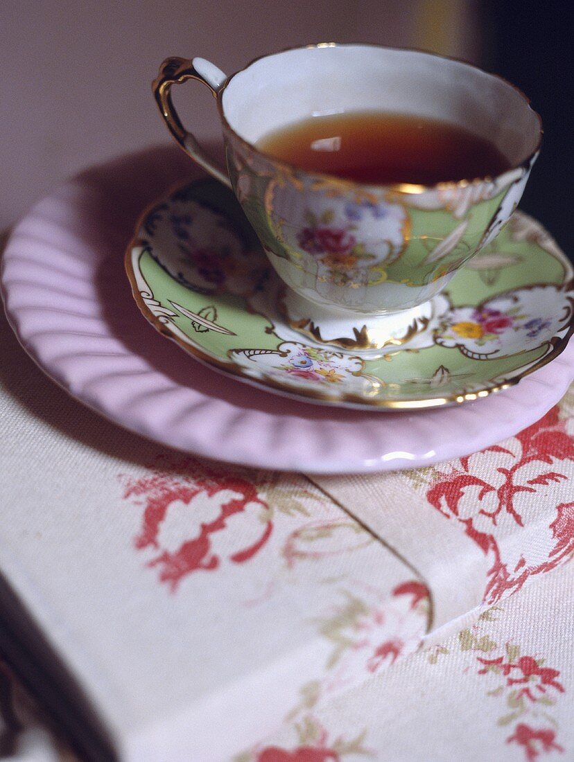 Eine Teetasse mit Blumenmotiv