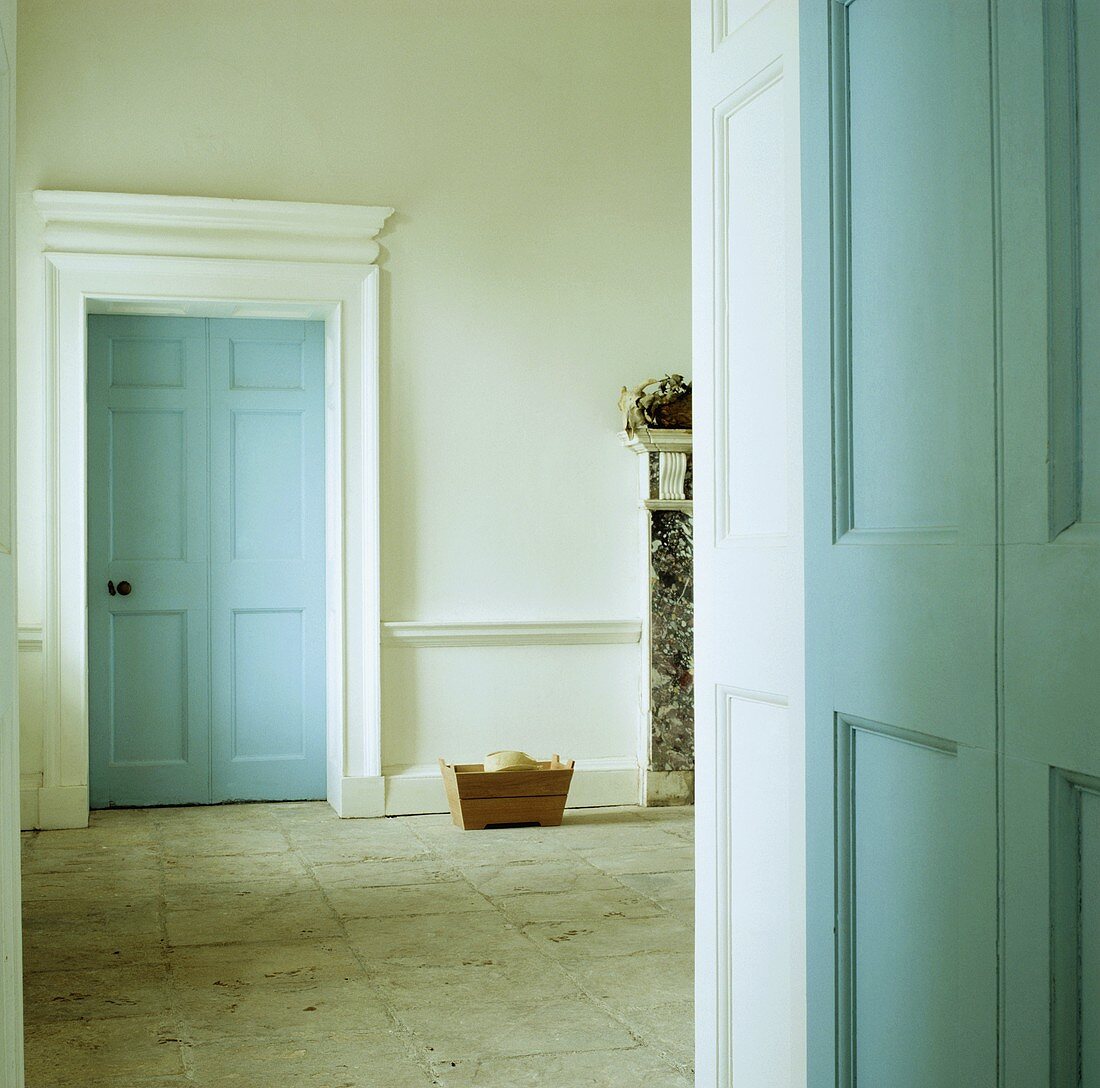 Eingangsbereich im Georgian Stil mit pastellblauen Türen und hellem Natursteinboden