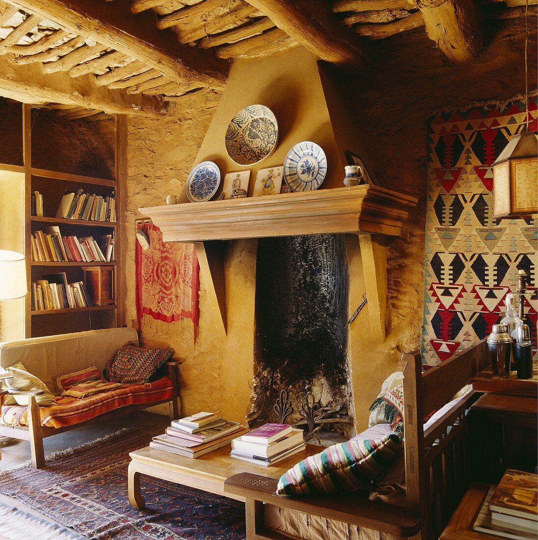 Kamin in einem rustikalen spanischen Wohnzimmer