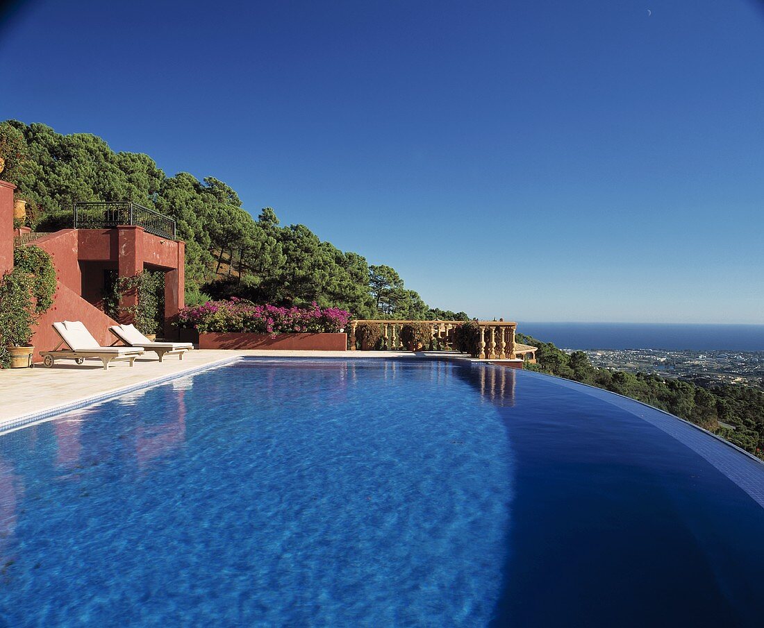 Ein grosses Schwimmbecken vor einer modernen Villa in Südspanien