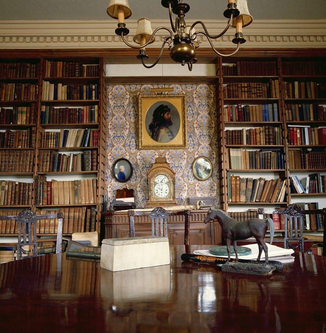 Bücherregal mit alten Büchern in einem grossen Landhaus-Esszimmer