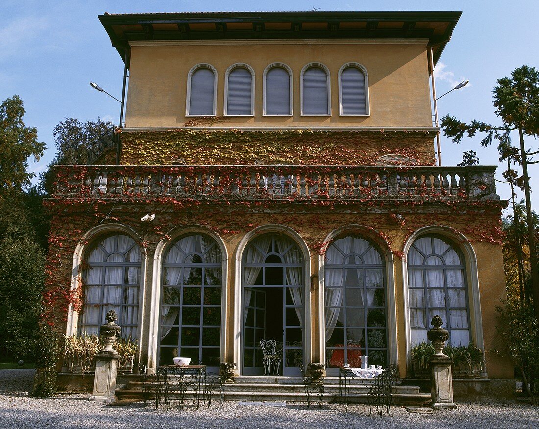 Italienische Villa mit Balkon und Rundbogenfenstern zum Hof