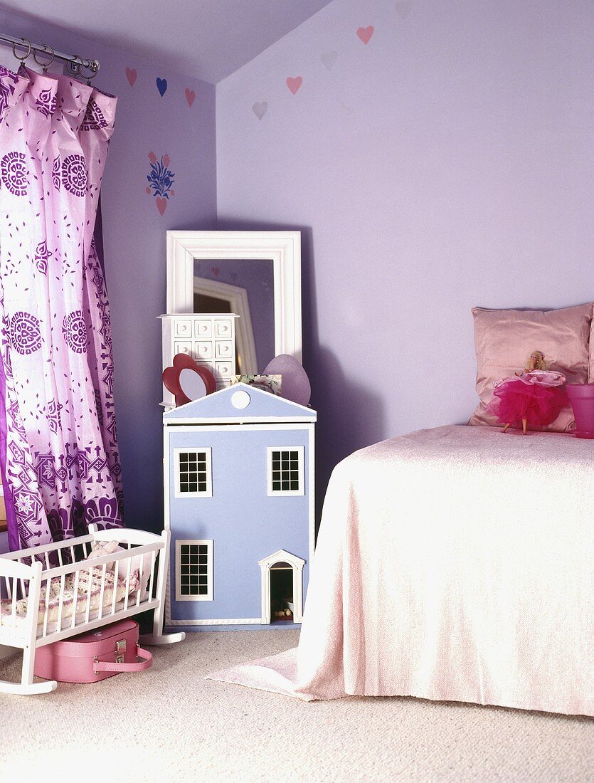 Blaues Puppenhaus und lila Vorhänge im lila Schlafzimmer