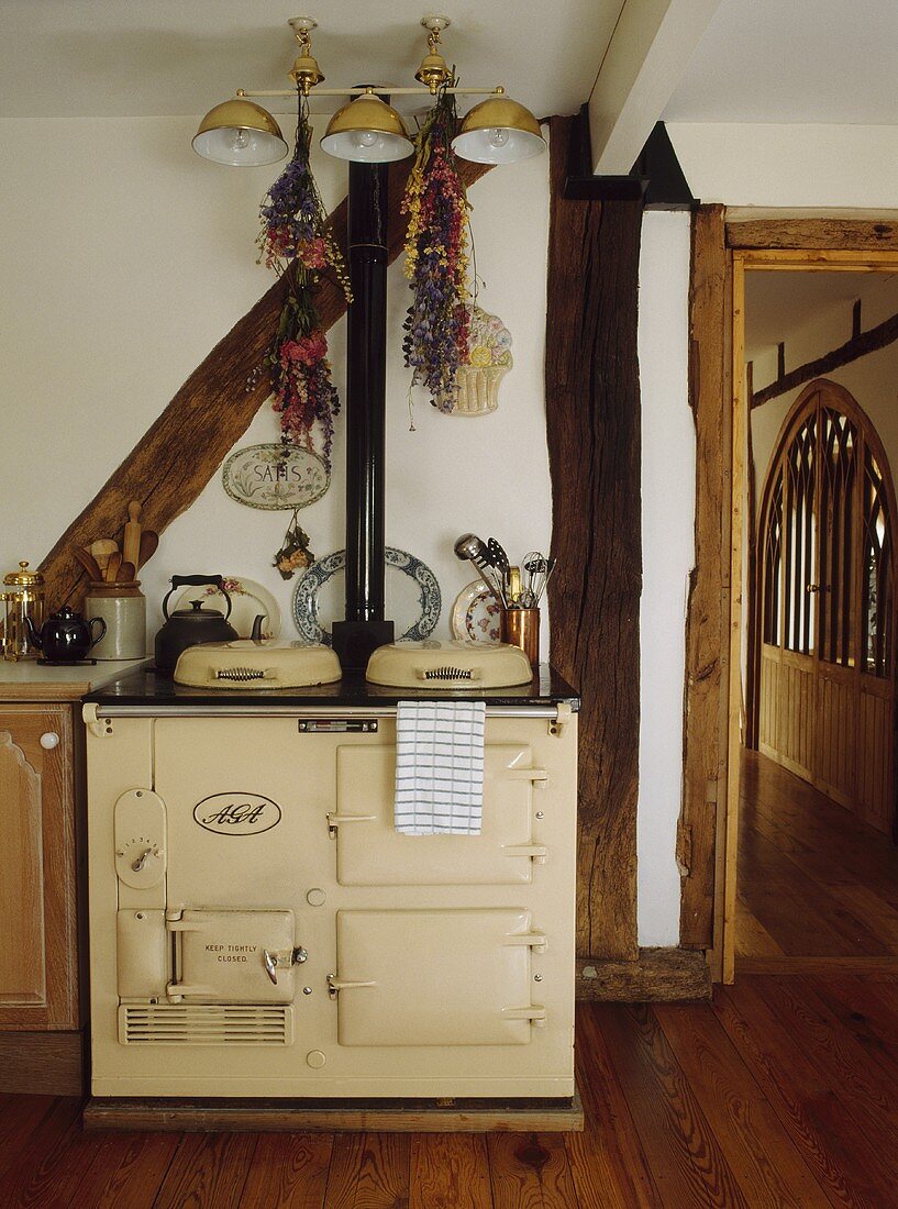 Cremefarbener Aga in einer Landhausküche