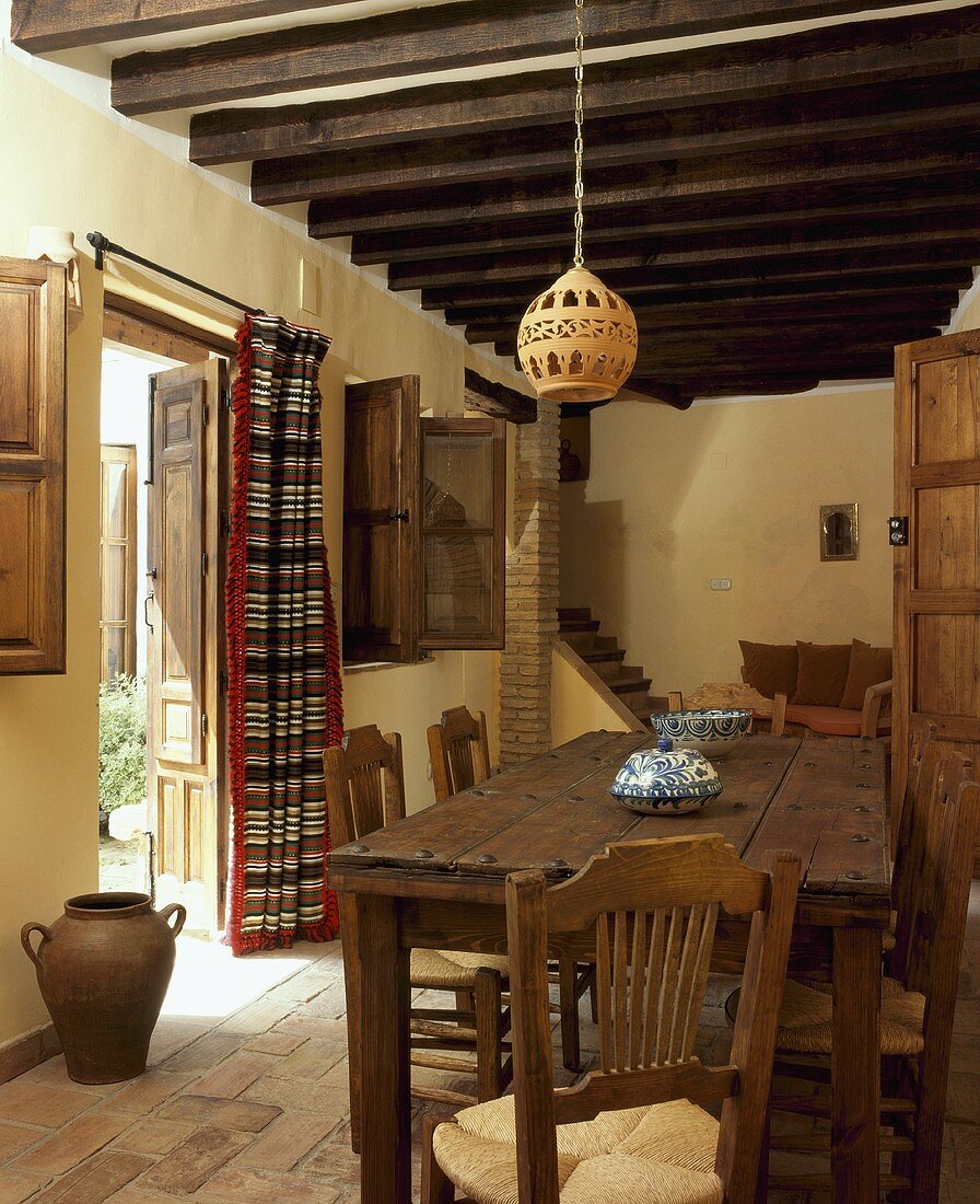Holztisch und Stühle im traditionellen spanischen Landhaus Esszimmer mit Balkendecke