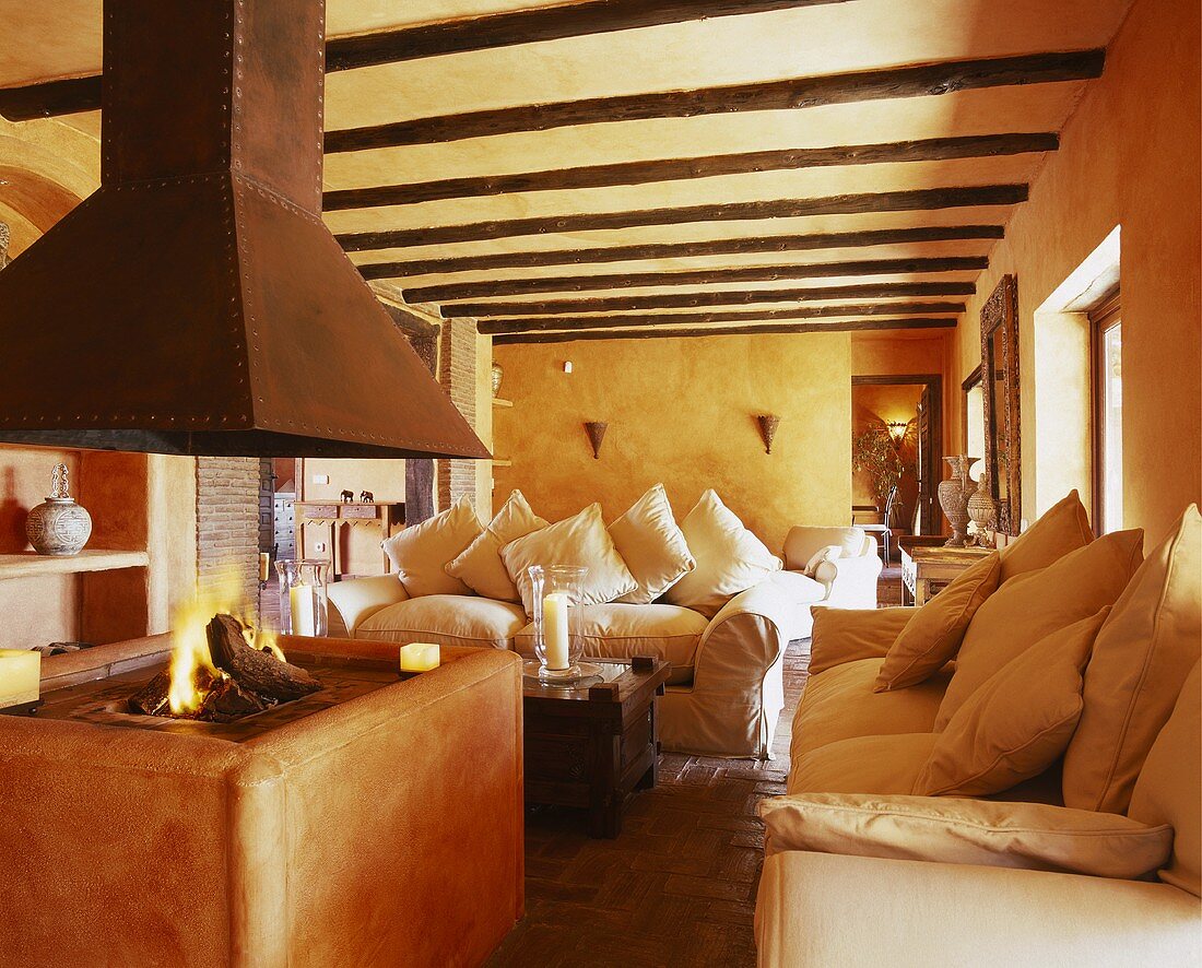 Cremefarbene Sofas im spanischen Landhaus Wohnzimmer